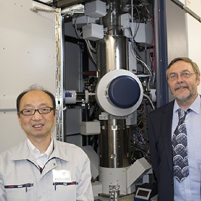 Roger-Wepf-and-Hiroshi-Kato-in-front-of-the-microscope